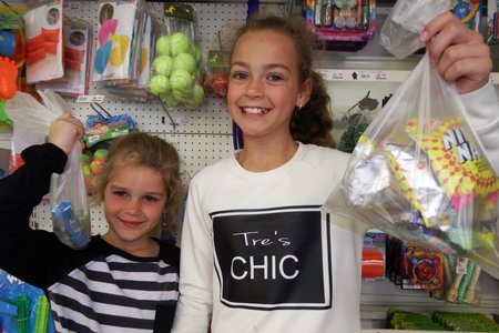 Links is Kayle van Zyl (7) saam met haar suster, Chloe van Zyl (11) van Brackenfell wat in Franskraal by hulle ouma, Stella Arthur kom kuier het en hulle het seker gemaak hulle koop genoeg eetgoedjies by OK Value in Franskraal.